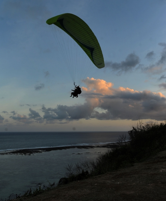 Keseruan wisatawan terbang tandem paralayang di Nusa Dua