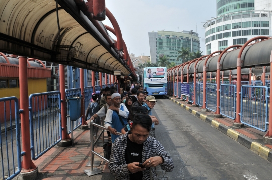 Minimnya fasilitas halte Transjakarta di Terminal Blok M ancam keselamatan penumpang