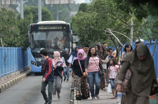 Minimnya fasilitas halte Transjakarta di Terminal Blok M ancam keselamatan penumpang