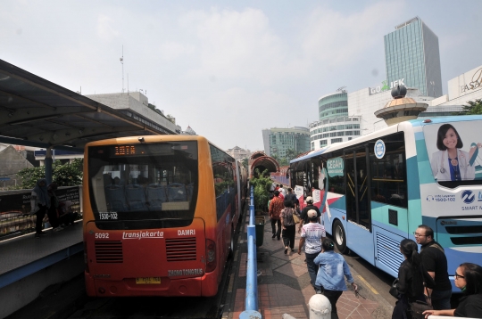 Minimnya fasilitas halte Transjakarta di Terminal Blok M ancam keselamatan penumpang