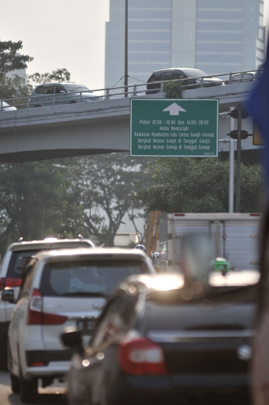 Rambu perluasan ganjil-genap dipasang jelang uji coba besok