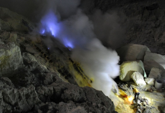 Potret kehidupan penambang belerang di Ijen merangkap jadi pengantar wisatawan