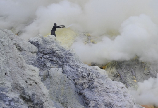 Potret kehidupan penambang belerang di Ijen merangkap jadi pengantar wisatawan