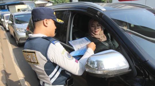 Uji coba perluasan ganjil genap, petugas Dishub sebar brosur