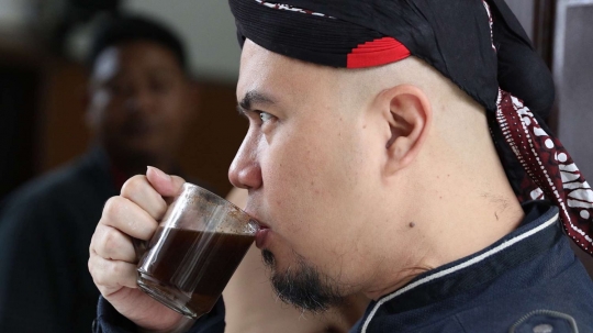 Seruput kopi hitam, Ahmad Dhani kembali jalani sidang