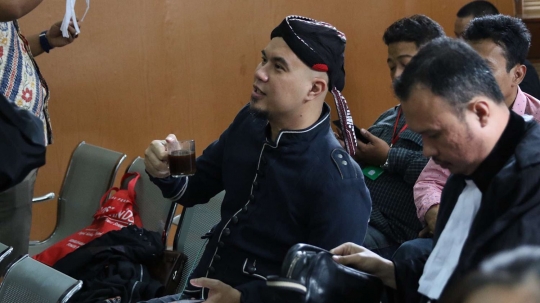 Seruput kopi hitam, Ahmad Dhani kembali jalani sidang