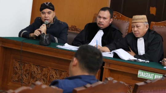 Seruput kopi hitam, Ahmad Dhani kembali jalani sidang