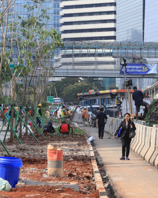 Memantau penataan jalur pedestrian di Jalan Sudirman