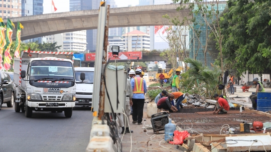 Memantau penataan jalur pedestrian di Jalan Sudirman