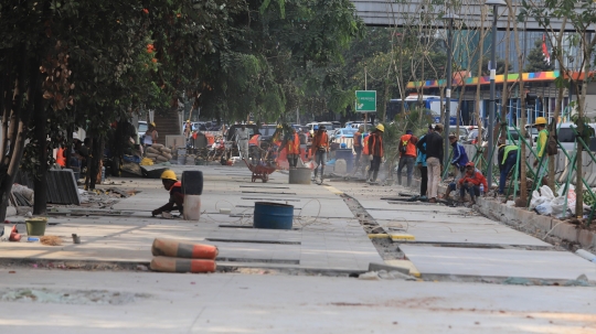 Memantau penataan jalur pedestrian di Jalan Sudirman