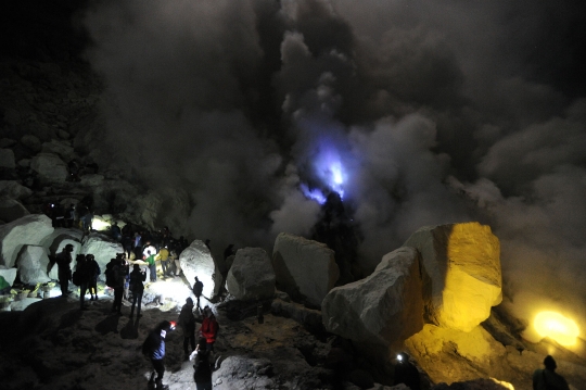 Keindahan fenomena blue fire jadi daya tarik wisata Kawah Ijen