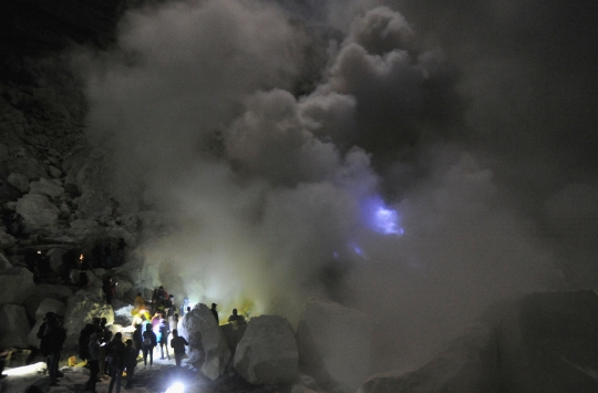 Keindahan fenomena blue fire jadi daya tarik wisata Kawah Ijen