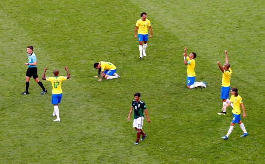 Gol Neymar dan Firmino antar Brasil ke delapan besar