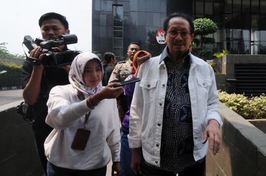 Mantan anggota DPR RI Taufiq Effendi usai jalani pemeriksaan di KPK
