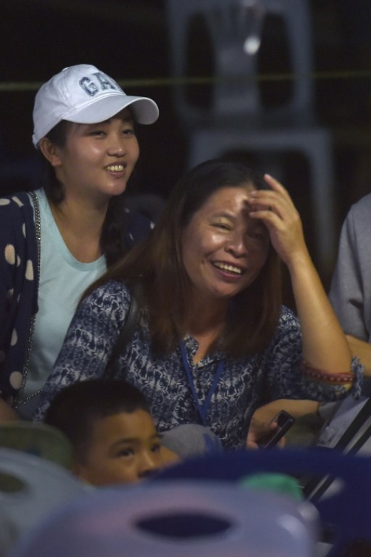 Kebahagiaan keluarga saat 13 orang yang hilang di gua Thailand ditemukan