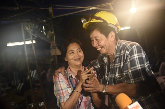 Kebahagiaan keluarga saat 13 orang yang hilang di gua Thailand ditemukan