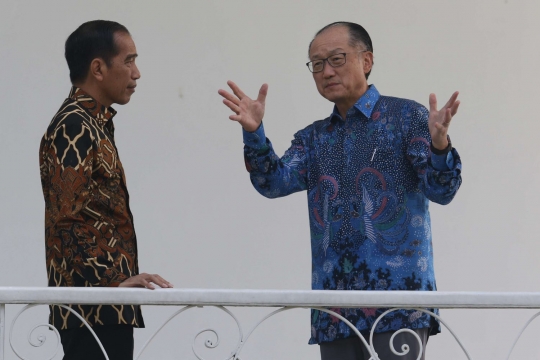 Keakraban Jokowi dan Jim Young Kim bincang santai di teras Istana