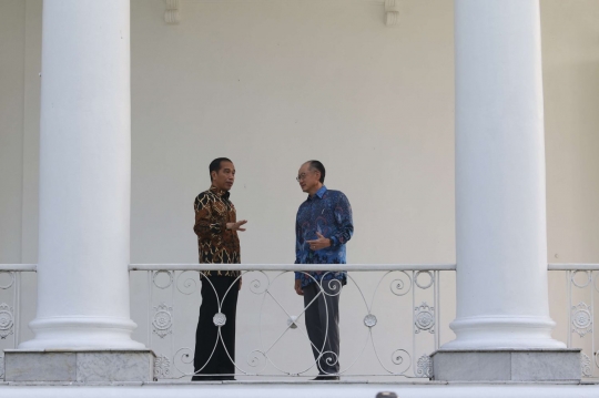 Keakraban Jokowi dan Jim Young Kim bincang santai di teras Istana