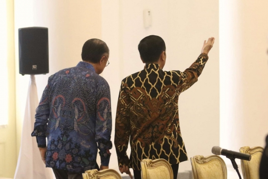 Keakraban Jokowi dan Jim Young Kim bincang santai di teras Istana