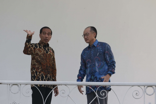 Keakraban Jokowi dan Jim Young Kim bincang santai di teras Istana