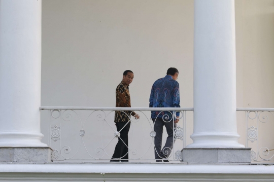 Keakraban Jokowi dan Jim Young Kim bincang santai di teras Istana