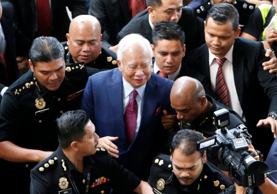 Senyum semringah Najib Razak jalani sidang dakwaan