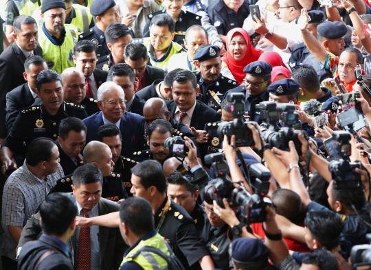 Senyum semringah Najib Razak jalani sidang dakwaan