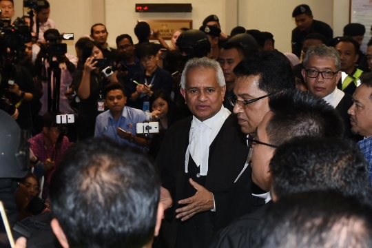 Aksi sejumlah pendukung di sidang dakwaan Najib Razak