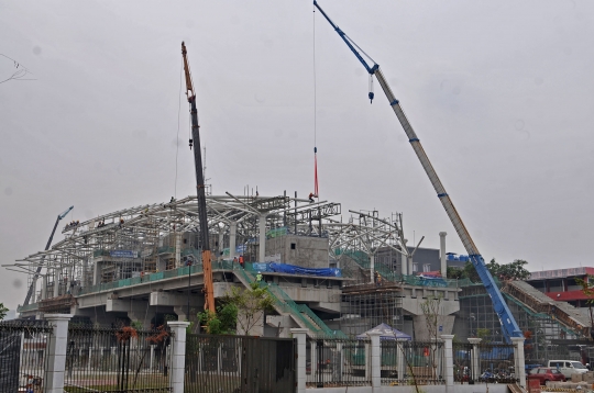 Memantau progres pembangunan stasiun LRT Kelapa Gading-Velodrome