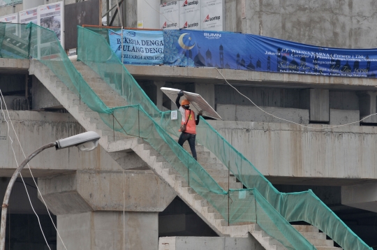 Memantau progres pembangunan stasiun LRT Kelapa Gading-Velodrome