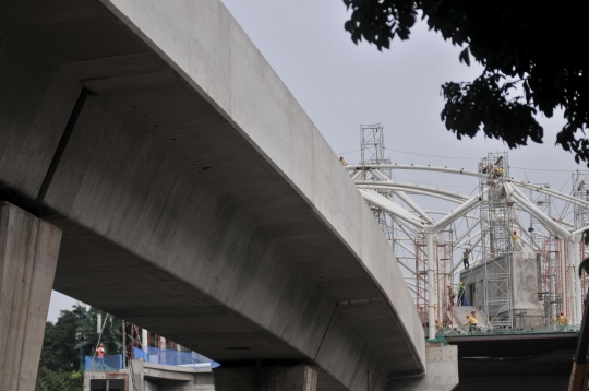 Memantau progres pembangunan stasiun LRT Kelapa Gading-Velodrome