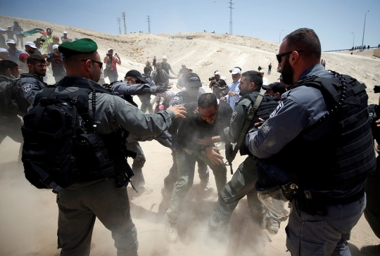 Aksi brutal polisi Israel tangkap warga Palestina yang menolak digusur