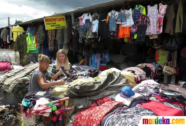 Foto Jalan jalan ke Pasar  Loak Rusia di sela perhelatan 