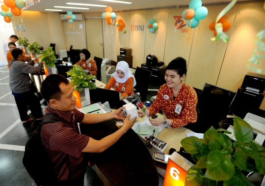 Bunga mawar kepada nasabah dalam rangka HUT 72 BNI
