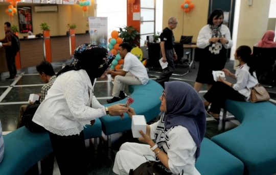 Bunga mawar kepada nasabah dalam rangka HUT 72 BNI