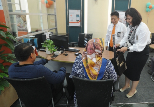 Bunga mawar kepada nasabah dalam rangka HUT 72 BNI