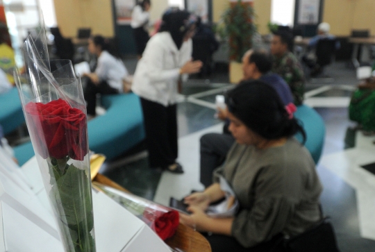 Bunga mawar kepada nasabah dalam rangka HUT 72 BNI