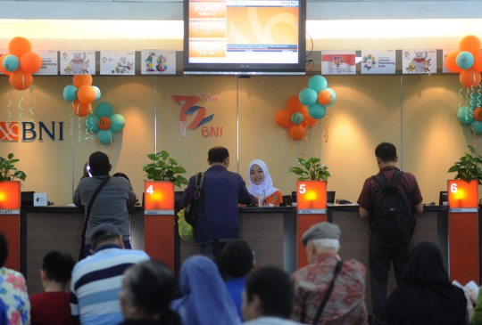Bunga mawar kepada nasabah dalam rangka HUT 72 BNI
