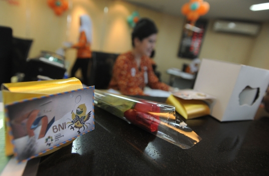 Bunga mawar kepada nasabah dalam rangka HUT 72 BNI