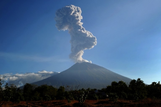Memantau Gunung Agung yang terus semburkan material vulkanik