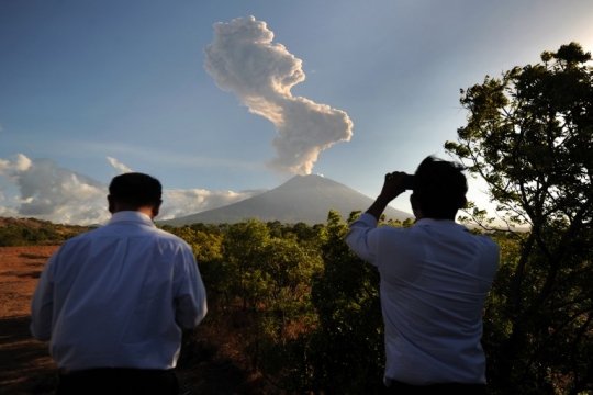 Memantau Gunung Agung yang terus semburkan material vulkanik