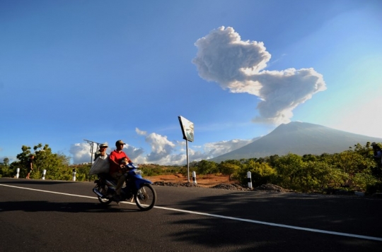 Memantau Gunung Agung yang terus semburkan material vulkanik