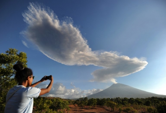 Memantau Gunung Agung yang terus semburkan material vulkanik