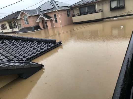 Pemandangan banjir parah nyaris tenggelamkan mobil dan rumah di Jepang