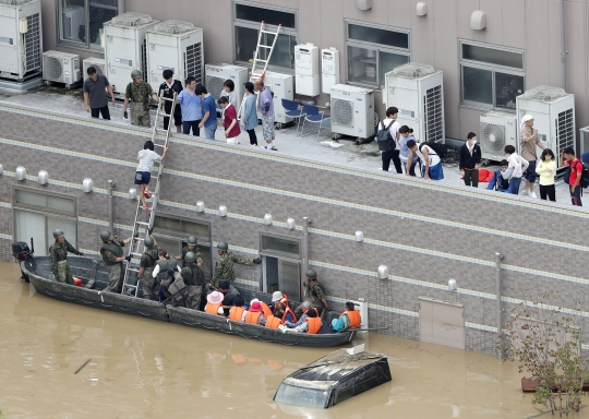 Pemandangan banjir parah nyaris tenggelamkan mobil dan rumah di Jepang