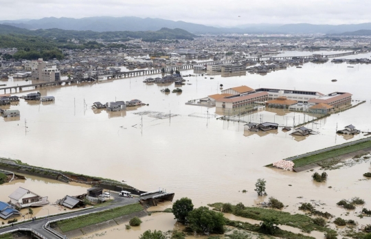 Pemandangan banjir parah nyaris tenggelamkan mobil dan rumah di Jepang