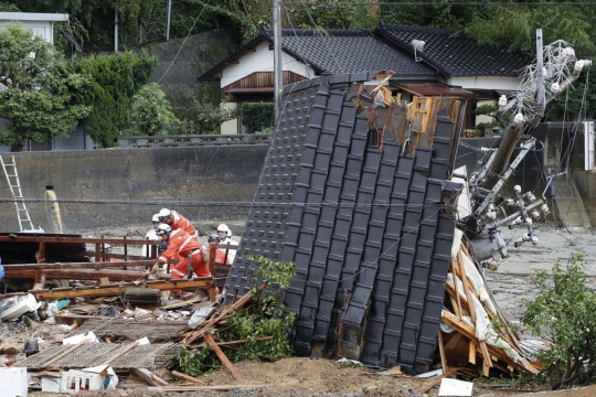 Pemandangan banjir parah nyaris tenggelamkan mobil dan rumah di Jepang