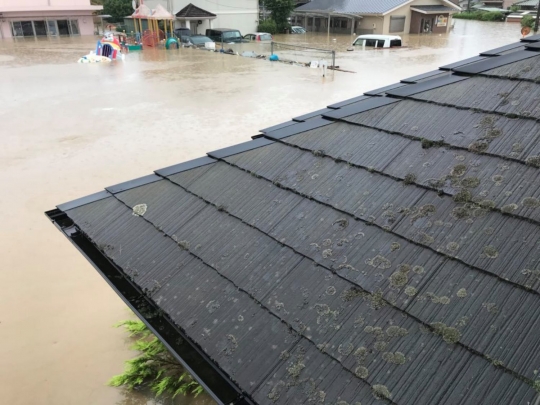 Pemandangan banjir parah nyaris tenggelamkan mobil dan rumah di Jepang