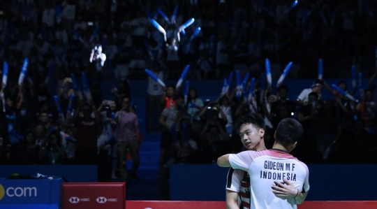 Senyum Kevin-Marcus juara Indonesia Open 2018
