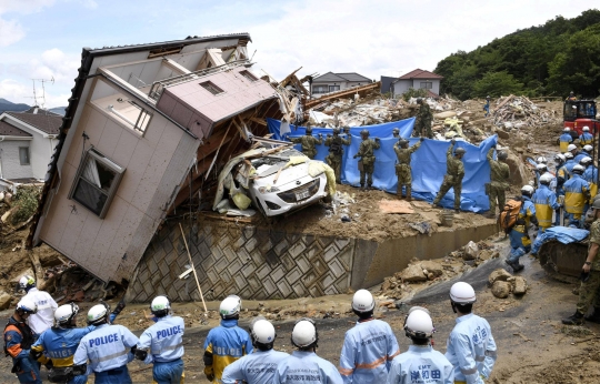 Porak-poranda Jepang usai diterjang banjir yang tewaskan ratusan orang